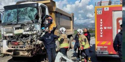 Gaziantep - Hatay yolu'nda Tırla çarpışan kamyonun sürücüsü yaralandı