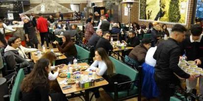 Gaziantep’te kebapçılar iftarda dolup taşıyor