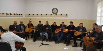 Çiftçiler müzik kursunda gitar ve bağlama öğreniyor