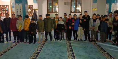 Gaziantep'te çocuklar camide "Kabe’de hacılar hu der Allah" ilahisini seslendirdi