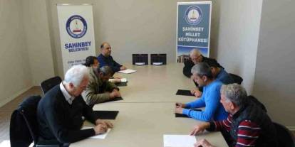 Görme engeliler Braille alfabesi öğreniyor