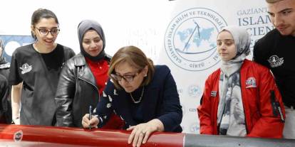 Fatma Şahin, roket üzerine imza attı
