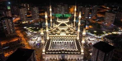 Sakal-I Şerif Kadir Gecesinde Şahinbey Millet Camii’nde