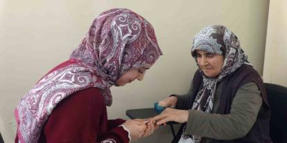 Gaziantep'te yaşlılar hayatlarında ilk defa kuaförde bakım yaptırdı