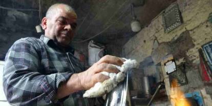 Çocuk yaşta başladığı kalaycılığı 50 yıldır sürdürüyor