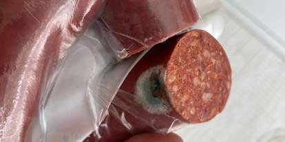 Marketten aldı, açınca şaşkına döndü: Sucukta küf iddiası