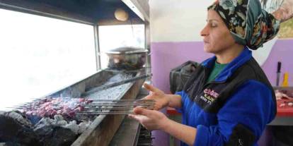 Gaziantep’in kadın ciğer ustası müşterilerden tam not alıyor