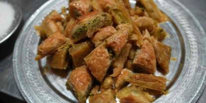 GASTRONOMİ ŞEHRİ GAZİANTEP BU BAKLAVAYI KONUŞUYOR! Tepsilerde Kalan Kırıntılardan “Baklavalı Helva” İcat Edildi.