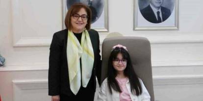 Fatma Şahin koltuğunu devretti