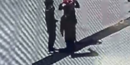 Öğrencilerin duygulandıran bayrak hassasiyeti: Düşen bayrağı yerden alıp öptü