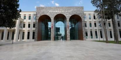 Gaziantep’te Çelişki Tartışması: Büyükşehir ‘Evden Çıkmayın’ Dedi, Valilik Okulları Kısmen Tatil Etti