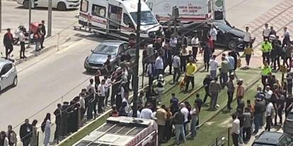 Gaziantep’te lüks araç hurdaya döndü! İbrahimli’de tramvay hattında kaza