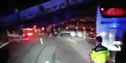 Facianın Eşiğinden Dönüldü! Gaziantep-Nizip Otoyolunda Yolcu Otobüsü TIR’a Çarptı