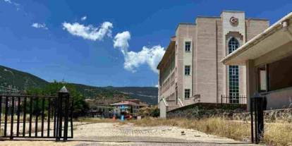 Gaziantep'te depremde ağır hasar alan okul tehlike saçıyor