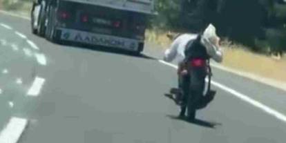 Gaziantep'te Akılalmaz Görüntü! Motosikletin Üzerine Uzanıp Trafiğe Çıktı