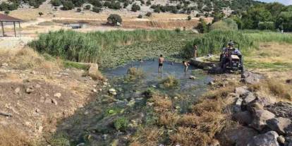 Gaziantep'te sıcaktan bunalanlar su kanallarına koştu