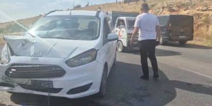 Gaziantep’te hafif ticari araç ile otomobil çarpıştı: 3 yaralı