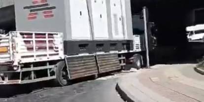 Gaziantep’te Yüklü TIR Köprüye Takıldı! Trafik Aksadı