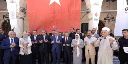 Depremde hasar alan tarihi Ömeriye Cami yeniden ibadete açıldı