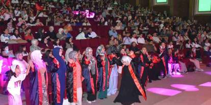 Gaziantep'te 40 yaş üstü kadınlar mezuniyet keplerini attı!