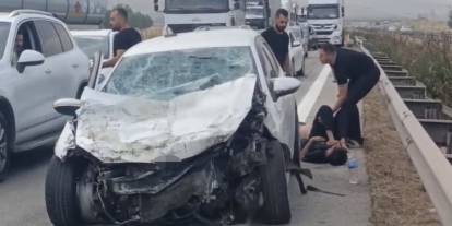 Gaziantep'te otomobil tıra ve bariyerlere çarptı: 3 yaralı