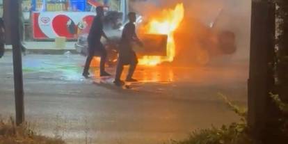 Gaziantep’te Tofaş marka otomobil alev alev yandı.