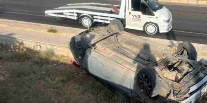 Gaziantep'te kontrolden çıkan otomobil kaldırıma uçarak ters döndü: 1 yaralı