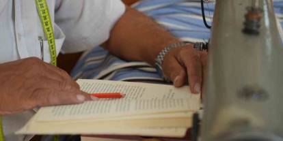 Gaziantep'te 55 yıllık terzi, boş vakitlerini kitap okuyarak geçiriyor
