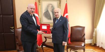 Sermet Atay'dan Devlet Bahçeli'ye 136 Yıllık Hediye