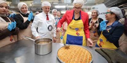 İsveç Büyükelçisi Mutfağa Girdi: Gaziantep’te Baklava Açıp Şerbetini Verdi!