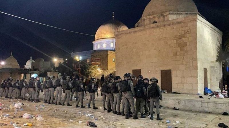 İsrail polisi, Mescid-i Aksa’ya girerek Kıble Mescidi’nin içinde namaz kılan cemaate ses bombalarıyla saldırdı