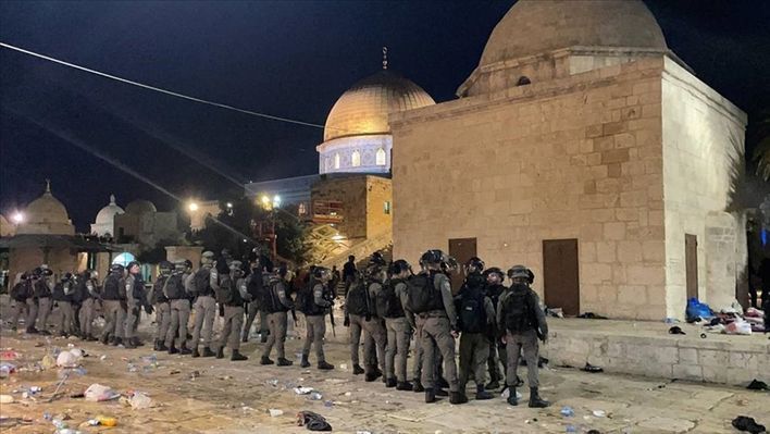 İsrail polisi, Mescid-i Aksa’ya girerek Kıble Mescidi’nin içinde namaz kılan cemaate ses bombalarıyla saldırdı