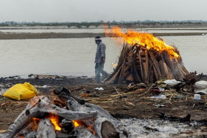 Hindistan' cehennemi yaşıyor: Nehre atılan cesetleri ağlarla topluyorlar!