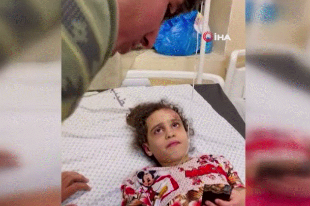 Gazze'de 7 saatin ardından 6 yaşındaki Filistinli kız enkazdan çıkarıldı