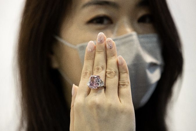 Hong Kong'da pembe-mor elmas 29.3 milyon dolara satıldı