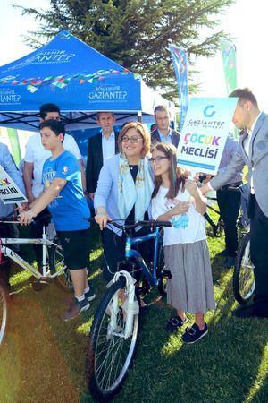 Fatma Şahin bisiklet kullanımına teşvik ediyor