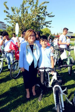 Fatma Şahin bisiklet kullanımına teşvik ediyor