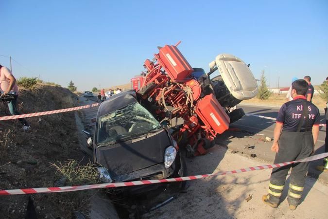 Otomobil traktöre arkadan çarptı: 2 ağır yaralı