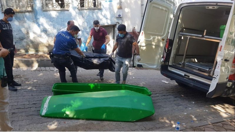 Son Dakika:Video Haber...Gaziantep'te 1 kişi boğazı kesilerek öldürüldü.3 kişi arasında çıkan kavgada kan aktı