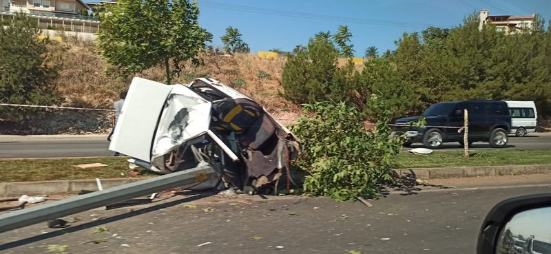 Son Dakika:Video Haber…İpekyolu’nda direk otomobili ikiye parçaladı 2 ölü