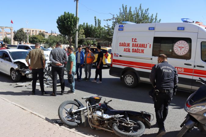 Kilis'te otomobille motosikletin çarpışması sonucu 2 kişi ağır yaralandı