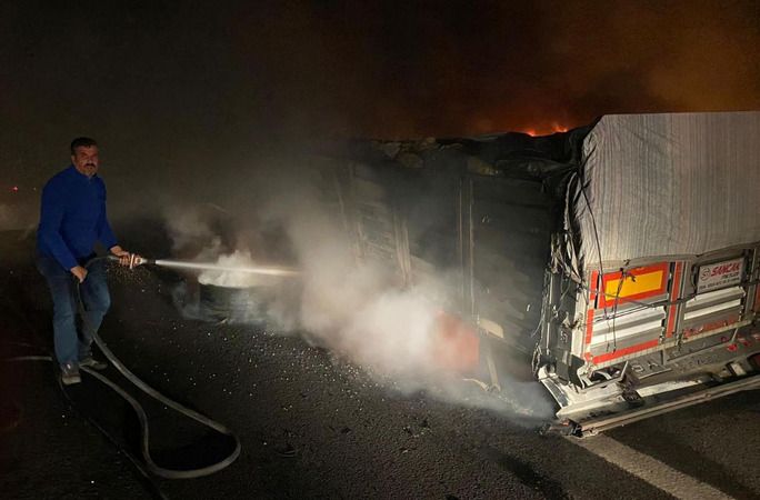 Son Dakika: Video Haber...Tarsus-Adana-Gaziantep Seyir halindeki tırın dorsesi yandı, alevler makilik alana sıçradı...