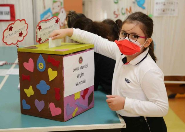 Gaziantep Kolej Vakfı Özel İlkokulu’nda seçim heyecanı sürüyor
