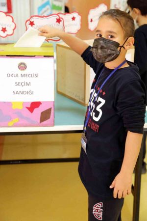 Gaziantep Kolej Vakfı Özel İlkokulu’nda seçim heyecanı sürüyor