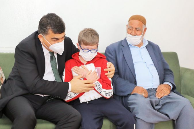 Şehitkamil Belediye Başkanı Fadıloğlu lösemi hastası Kurt'u ziyaret etti