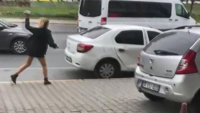 O anlar kamerada! Eşiyle tartıştı! Otomobili parçaladı!