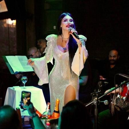 Ünlü şarkıcı Ebru Polat, kalça dekolteli kostümüyle sosyal medyayı salladı!