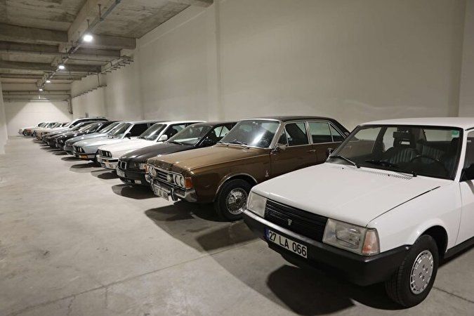 Gaziantep'te klasik araç tutkusuyla 12 yılda 17 araç topladı
