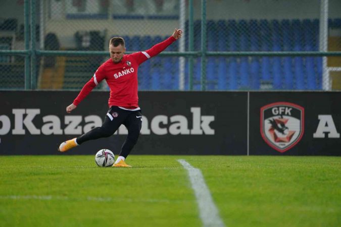 Video Haber: Erol Bulut: "Hakem, Trabzonspor’a vermediği kırmızı kartla 4. dakikada maçı bitirdi"