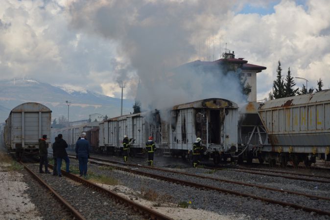 Son Dakika: Video Haber...Gaziantep'te bakıma alınan vagon yandı